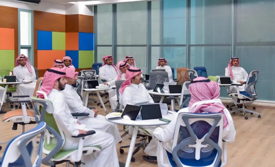 VICE-RECTOR OVERSEES COURSES OFFERED BY INSTITUE OF PUBLIC ADMINISTRATION AT MU -  جامعة المجمعة