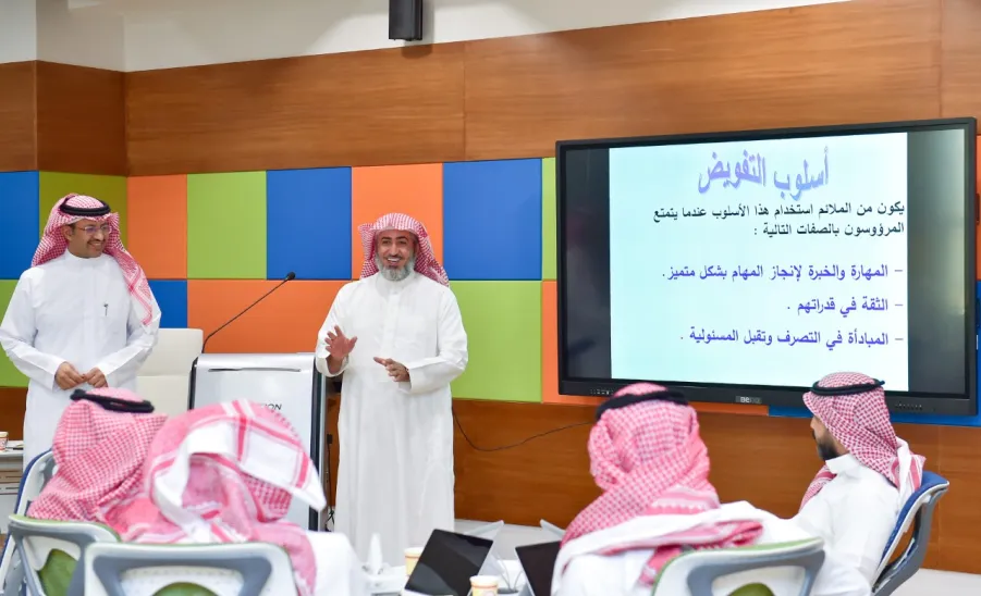 VICE-RECTOR OVERSEES COURSES OFFERED BY INSTITUE OF PUBLIC ADMINISTRATION AT MU -  جامعة المجمعة