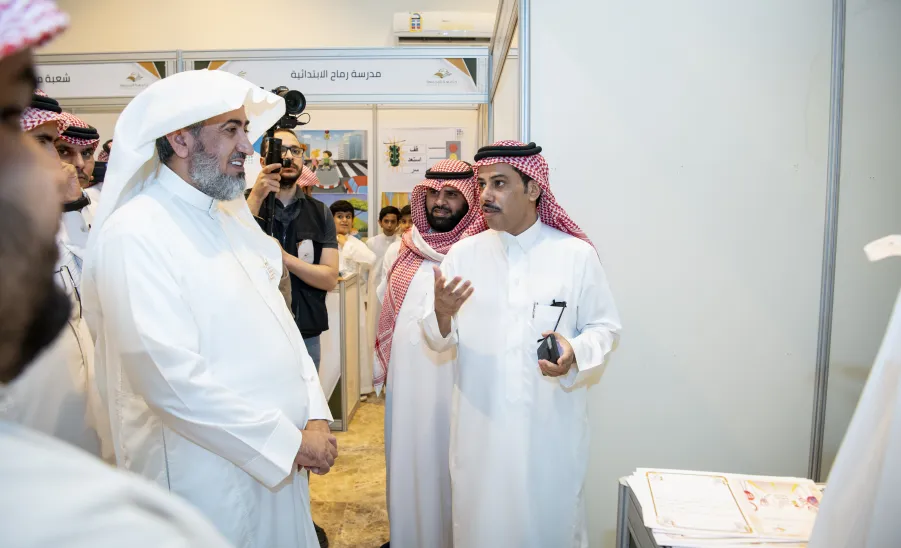 وكيل الجامعة يفتتح معرض ( معاً للحد من الحوادث المرورية ) بمشاركة عددٍ من القطاعات الأمنية والصحية والتعليمية بمحافظة رماح -  وكيل الجامعة يفتتح معرض ( معاً للحد من الحوادث المرورية ) بمشاركة عددٍ من القطاعات الأمنية والصحية