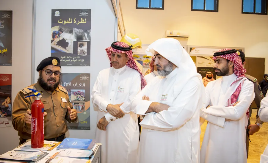 وكيل الجامعة يفتتح معرض ( معاً للحد من الحوادث المرورية ) بمشاركة عددٍ من القطاعات الأمنية والصحية والتعليمية بمحافظة رماح -  وكيل الجامعة يفتتح معرض ( معاً للحد من الحوادث المرورية ) بمشاركة عددٍ من القطاعات الأمنية والصحية