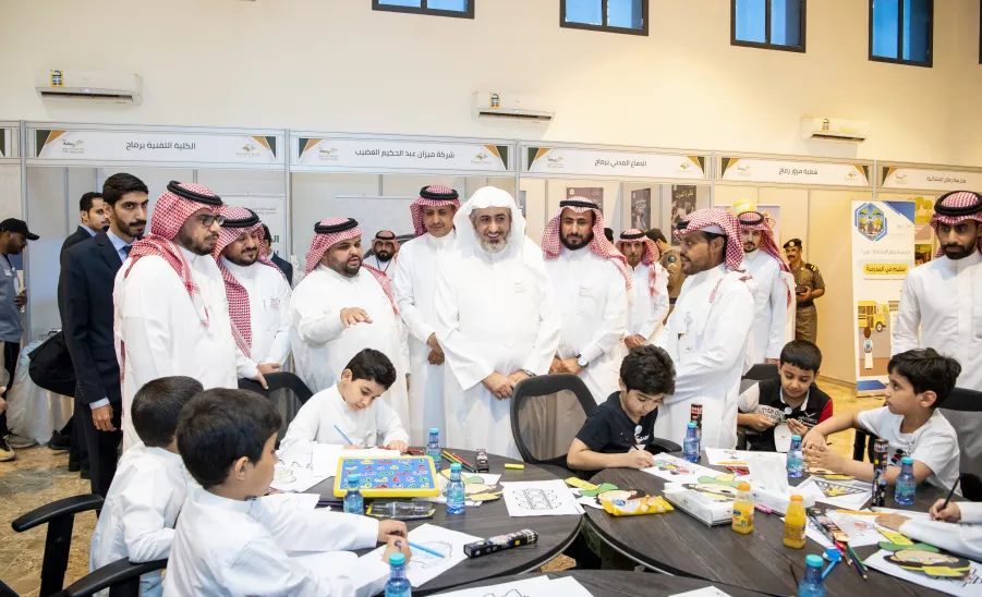 MU VICE-RECTOR LAUNCHES ROAD SAFETY AWARENESS EXHIBITION  -  جامعة المجمعة 