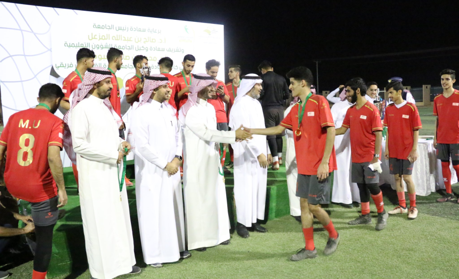 "فريق كلية الهندسة لكرة القدم يتوج بكأس بطولة رئيس الجامعة"