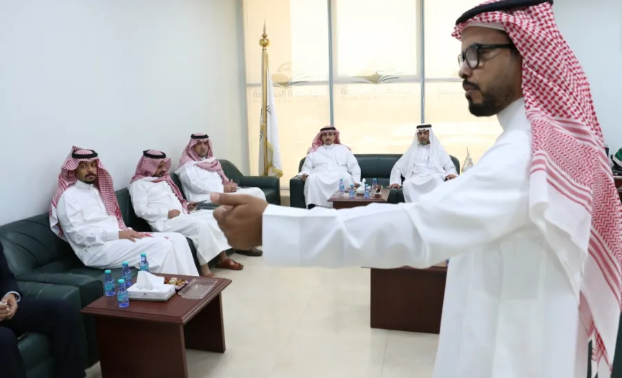 رئيس الجامعة يزور عمادة شؤون الطلاب ويدشن بوابة الخريجين  -  جامعة المجمعة 