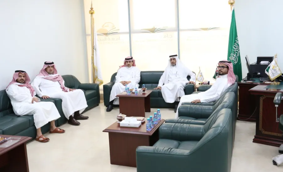 رئيس الجامعة يزور عمادة شؤون الطلاب ويدشن بوابة الخريجين  -  جامعة المجمعة 
