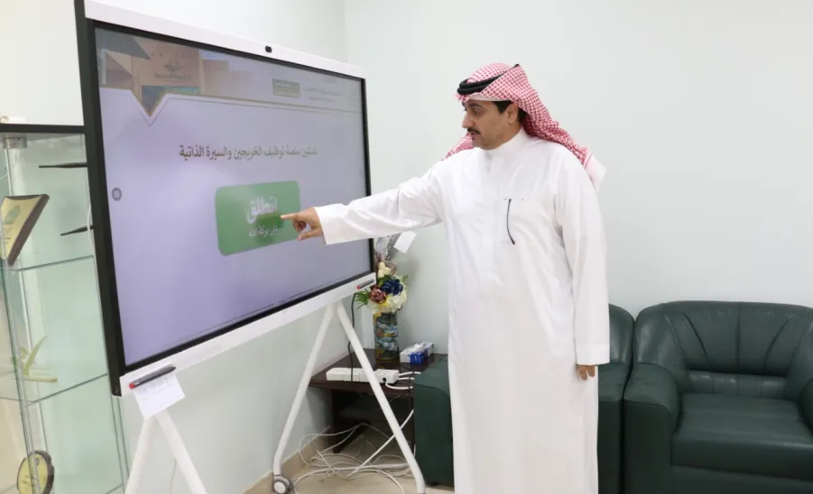 رئيس الجامعة يزور عمادة شؤون الطلاب ويدشن بوابة الخريجين  -  جامعة المجمعة 