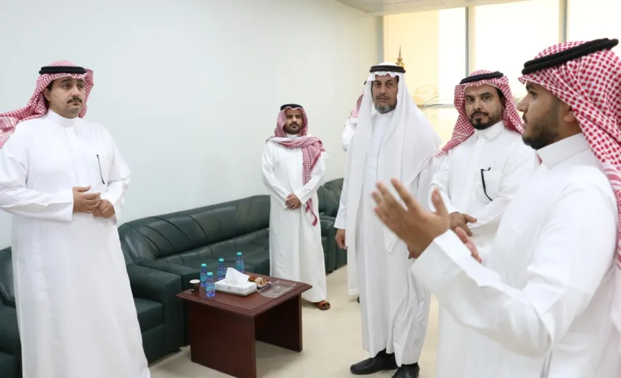 رئيس الجامعة يزور عمادة شؤون الطلاب ويدشن بوابة الخريجين  -  جامعة المجمعة 
