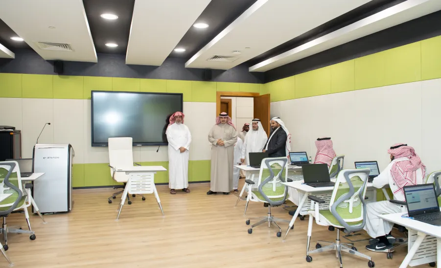 رئيس الجامعة يشهد تنفيذ النسخة الأولى من برنامج الشهادة المهنية في إدارة المشاريع الاحترافية ( PMD ) -  جامعة المجمعة