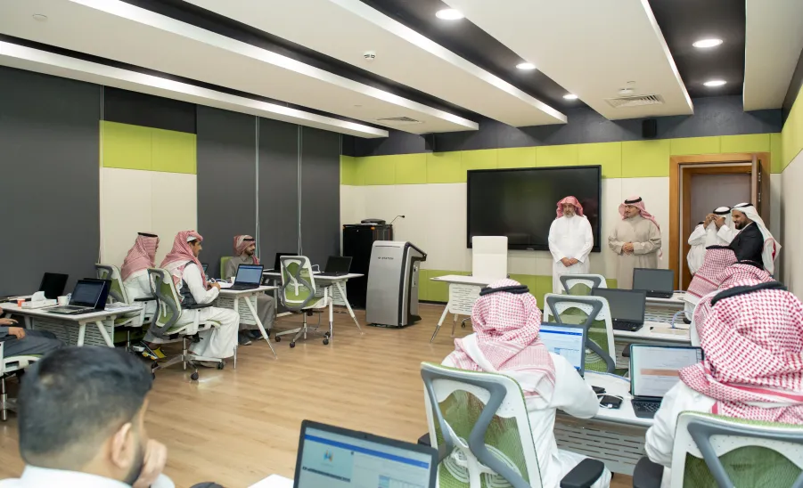 رئيس الجامعة يشهد تنفيذ النسخة الأولى من برنامج الشهادة المهنية في إدارة المشاريع الاحترافية ( PMD ) -  جامعة المجمعة