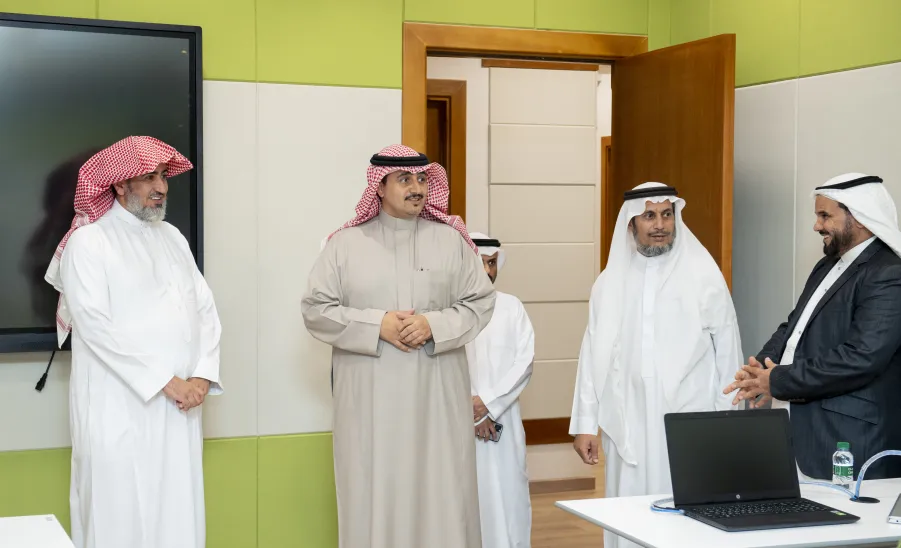 رئيس الجامعة يشهد تنفيذ النسخة الأولى من برنامج الشهادة المهنية في إدارة المشاريع الاحترافية ( PMD ) -  جامعة المجمعة