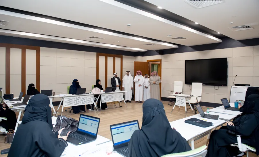 رئيس الجامعة يشهد تنفيذ النسخة الأولى من برنامج الشهادة المهنية في إدارة المشاريع الاحترافية ( PMD ) -  جامعة المجمعة