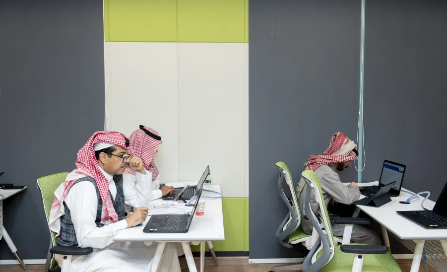 رئيس الجامعة يشهد تنفيذ النسخة الأولى من برنامج الشهادة المهنية في إدارة المشاريع الاحترافية ( PMD ) -  جامعة المجمعة