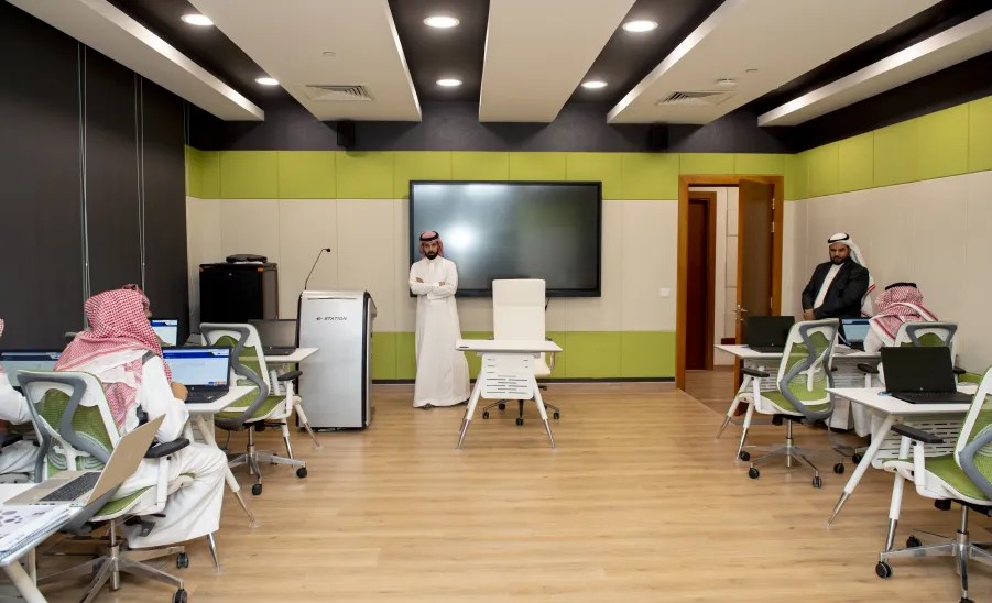 رئيس الجامعة يشهد تنفيذ النسخة الأولى من برنامج الشهادة المهنية في إدارة المشاريع الاحترافية ( PMD ) -  جامعة المجمعة