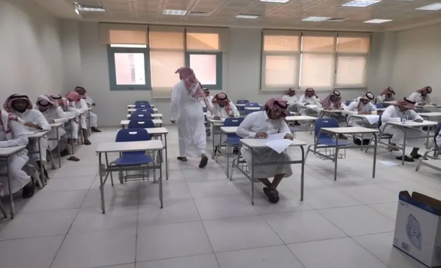 The Dean of the College of Education inspects the progress of final exams for master's programs.
 -  سعادة عميد كلية التربية يتفقد سير الاختبارات النهائية لبرامج الماجستير.