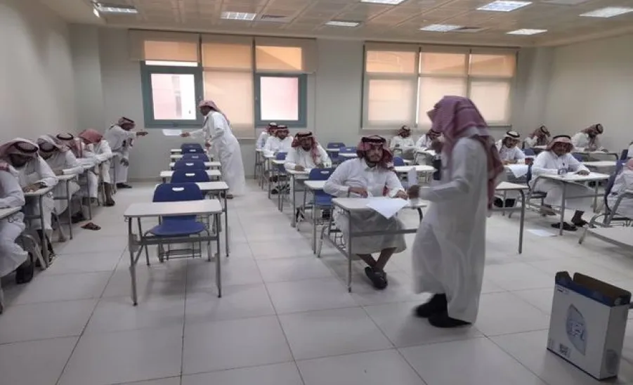 The Dean of the College of Education inspects the progress of final exams for master's programs.
 -  سعادة عميد كلية التربية يتفقد سير الاختبارات النهائية لبرامج الماجستير.