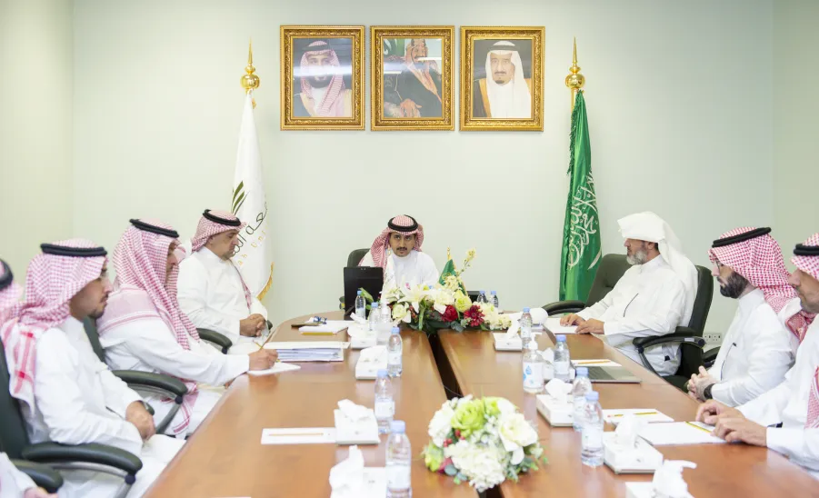 رئيس الجامعة يتابع أعمال فريق أتمتة إجراءات العمل بمعهد الدراسات والخدمات الاستشارية -  جامعة المجمعة 