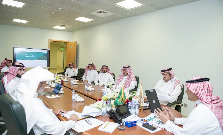 رئيس الجامعة يتابع أعمال فريق أتمتة إجراءات العمل بمعهد الدراسات والخدمات الاستشارية -  جامعة المجمعة 