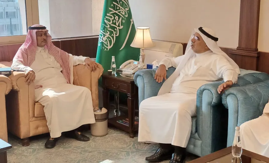 عميد معهد الدراسات والخدمات الاستشارية يلتقي بمعالي أمين المنطقة الشرقية - جامعة المجمعة