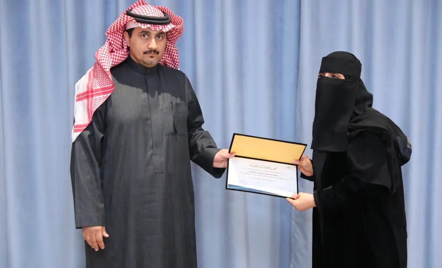  رئيس الجامعة يرعى حفل مركز العمل التطوعي بالجامعة لتكريم الأفراد والجهات التطوعية  -  جامعة المجمعة 