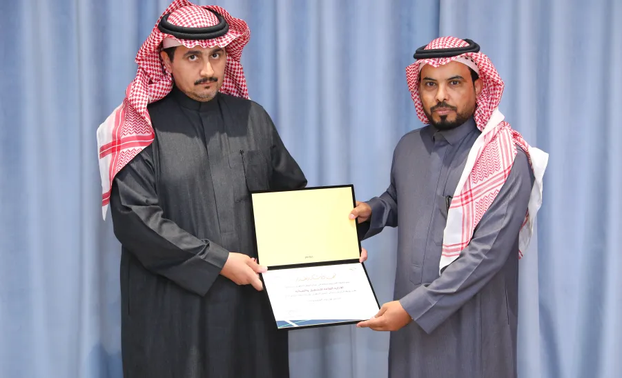  رئيس الجامعة يرعى حفل مركز العمل التطوعي بالجامعة لتكريم الأفراد والجهات التطوعية  -  جامعة المجمعة 