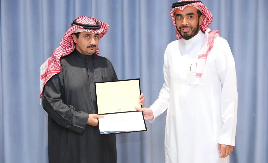  رئيس الجامعة يرعى حفل مركز العمل التطوعي بالجامعة لتكريم الأفراد والجهات التطوعية  -  جامعة المجمعة 
