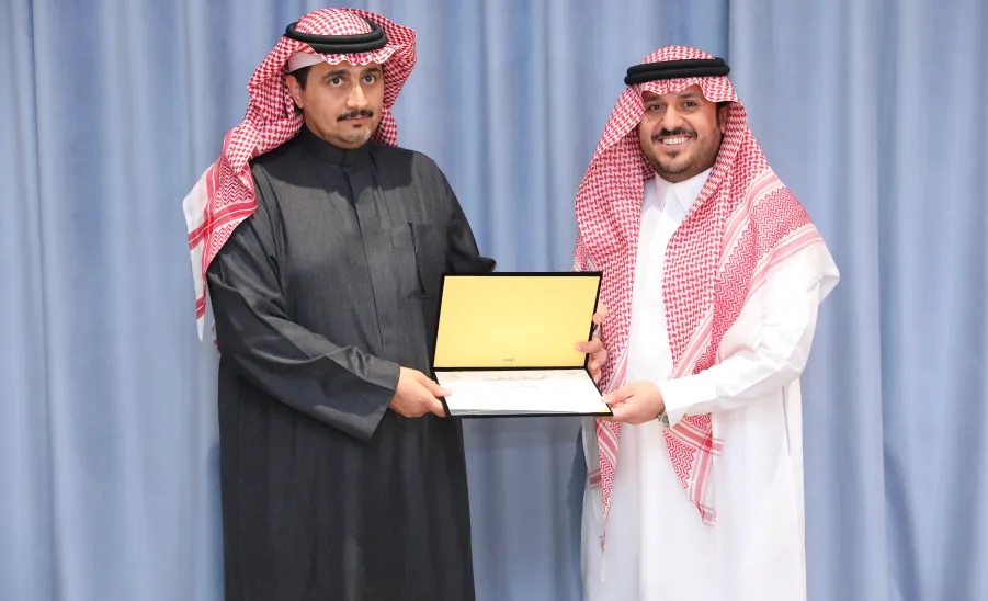  رئيس الجامعة يرعى حفل مركز العمل التطوعي بالجامعة لتكريم الأفراد والجهات التطوعية  -  جامعة المجمعة 