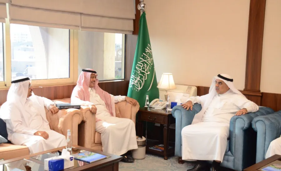 عميد معهد الدراسات والخدمات الاستشارية يلتقي بمعالي أمين المنطقة الشرقية - جامعة المجمعة
