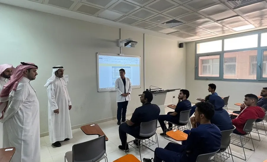 وكيل الجامعة للشؤون التعليمية "أ.د العبودي" يتفقد كليات الجامعة ويشيد بانضباط الطلاب والطالبات منذ اليوم الأول -  زيارات الدكتور العبودي