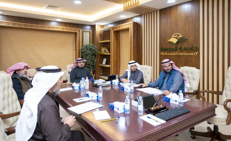  رئيس الجامعة يطلع على نتائج التقرير الثاني عشر للجامعة ويوصي بمتابعة المقترحات التطويرية -  جامعة المجمعة 