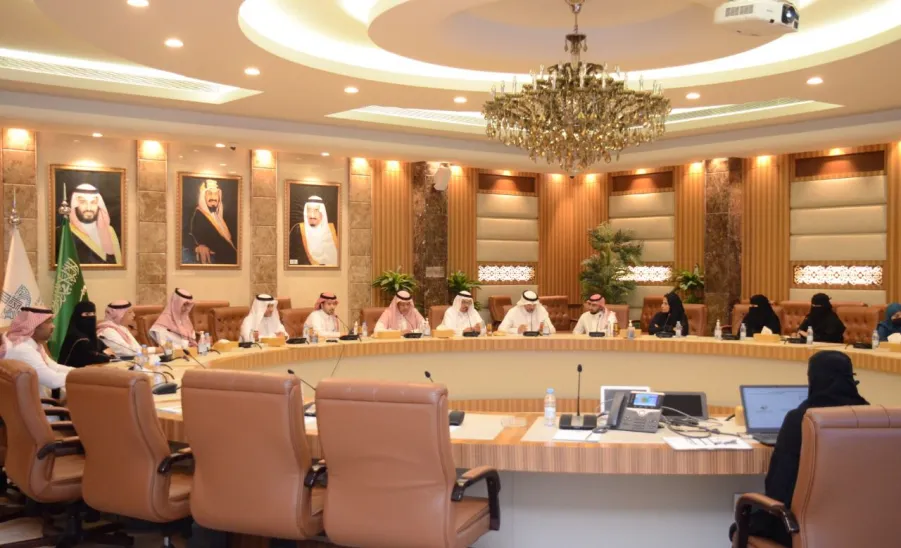 عميد معهد الدراسات والخدمات الاستشارية يلتقي بمعالي أمين المنطقة الشرقية - جامعة المجمعة