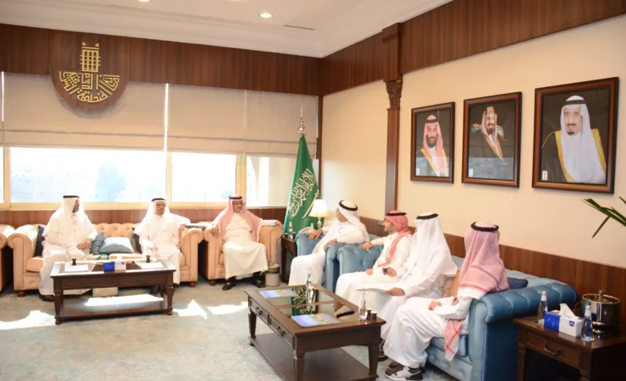 عميد معهد الدراسات والخدمات الاستشارية يلتقي بمعالي أمين المنطقة الشرقية - جامعة المجمعة