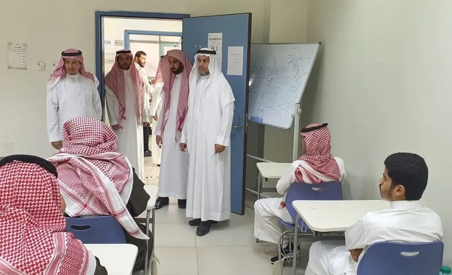 وكيل الجامعة للشؤون التعليمية "أ.د العبودي" يتفقد كليات الجامعة ويشيد بانضباط الطلاب والطالبات منذ اليوم الأول -  زيارات الدكتور العبودي