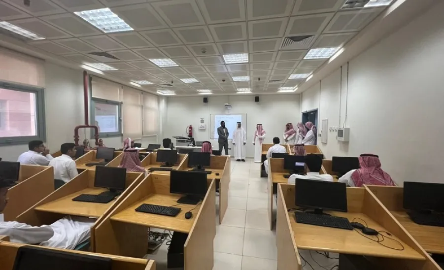 وكيل الجامعة للشؤون التعليمية "أ.د العبودي" يتفقد كليات الجامعة ويشيد بانضباط الطلاب والطالبات منذ اليوم الأول -  زيارات الدكتور العبودي