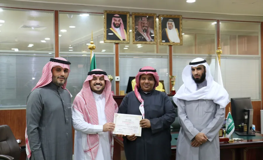عميد الكلية التطبيقية يكرم الطلبة المتفوقين بفرع الكلية بالزلفي -  dss