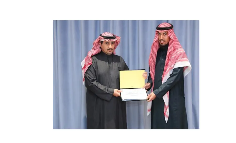 رئيس الجامعة يكرم الإدارة العامة للمرافق والاسكان على دورها البارز في العمل التطوعي - 1