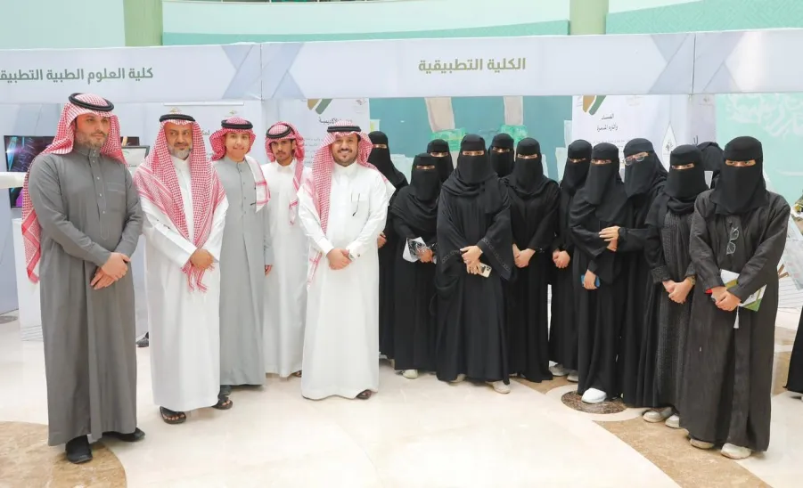 سعادة رئيس الجامعة يكرم الكلية التطبيقية فى معرض نادي أصدقاء نزاهة الجامعي - fig1