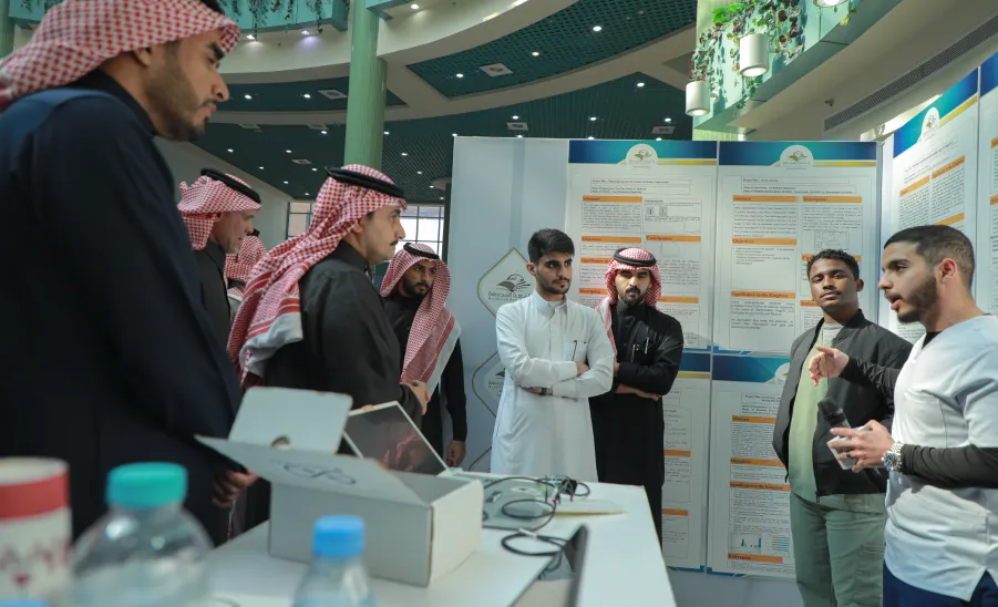 رئيس الجامعة يفتتح فعاليات ملتقى المشاريع الطلابية المتميزة -  جامعة المجمعة 