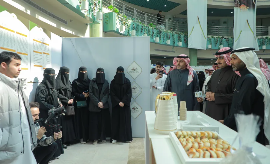 رئيس الجامعة يفتتح فعاليات ملتقى المشاريع الطلابية المتميزة -  جامعة المجمعة 