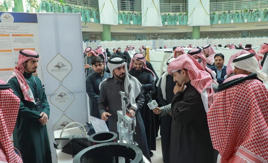 رئيس الجامعة يفتتح فعاليات ملتقى المشاريع الطلابية المتميزة -  جامعة المجمعة 