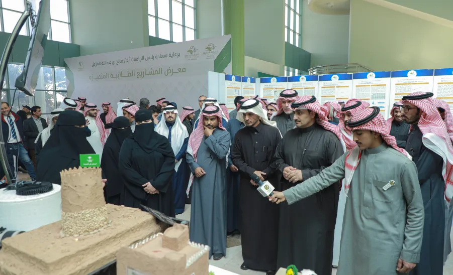 رئيس الجامعة يفتتح فعاليات ملتقى المشاريع الطلابية المتميزة -  جامعة المجمعة 