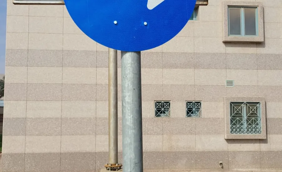 Installing road signs at university housing  -  لوحات إرشادية داخل طرق الإسكان