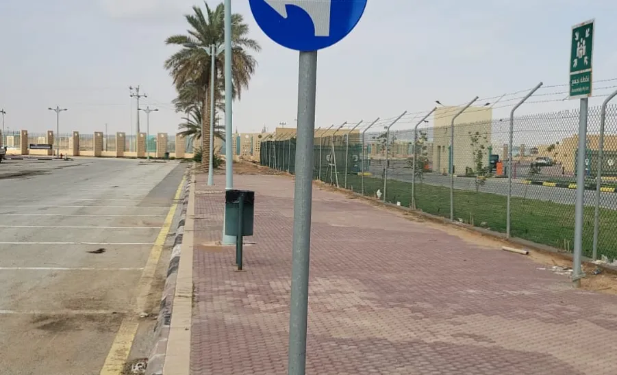 Installing road signs at university housing  -  لوحات إرشادية داخل طرق الإسكان