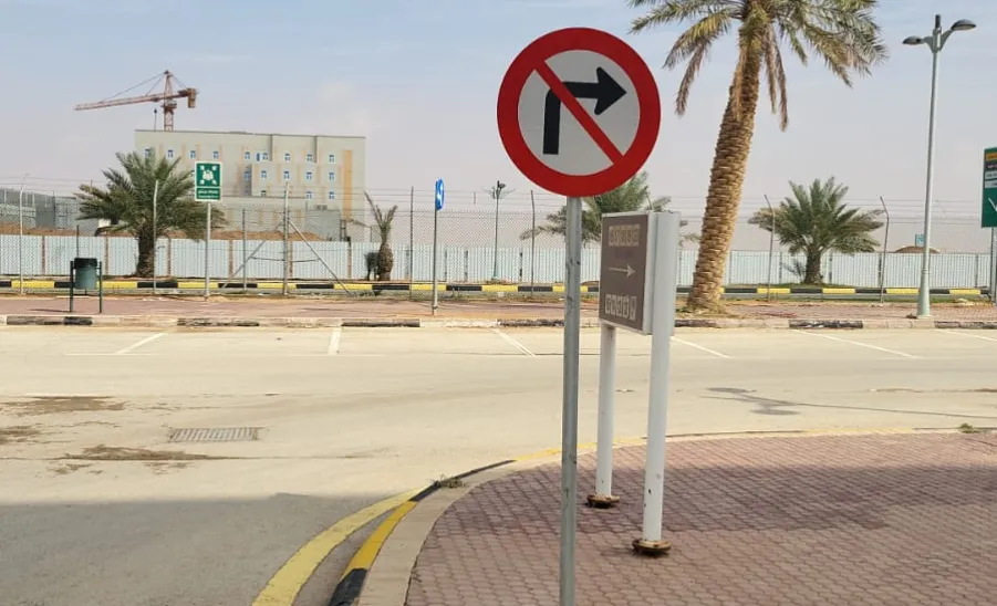 Installing road signs at university housing  -  لوحات إرشادية داخل طرق الإسكان