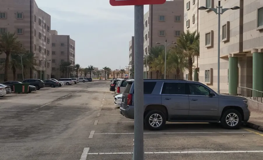 Installing road signs at university housing  -  لوحات إرشادية داخل طرق الإسكان