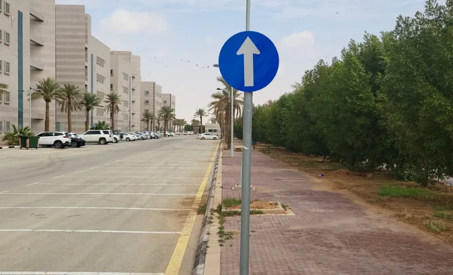 Installing road signs at university housing  -  لوحات إرشادية داخل طرق الإسكان