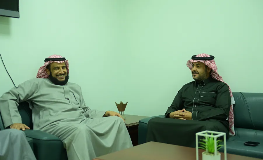 تم خلاله بحث سبل التعاون : المركز الإعلامي يستقبل مدير الإدارة العامة للأداء ومراقبة الدوام   - #
