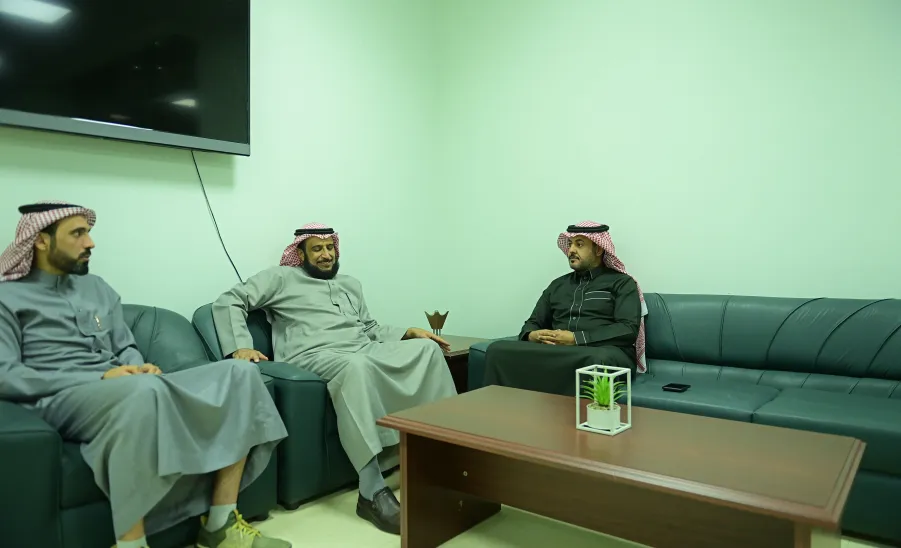 تم خلاله بحث سبل التعاون : المركز الإعلامي يستقبل مدير الإدارة العامة للأداء ومراقبة الدوام   - #