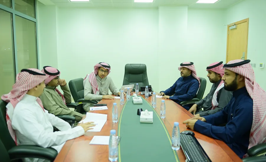 تم خلالها مناقشة عدد من الموضوعات ذات الاهتمام المشترك : مدير المركز الإعلامي يزور عميد تقنية المعلومات  - اجتماع