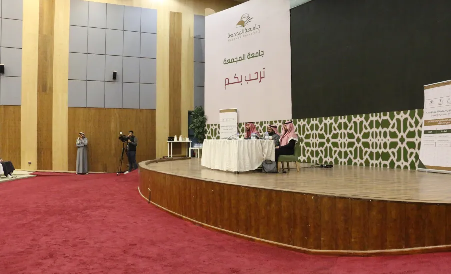 بالتعاون مع كلية إدارة الأعمال : عمادة شؤون الطلاب تقيم ( ملتقى القانون ) - 1