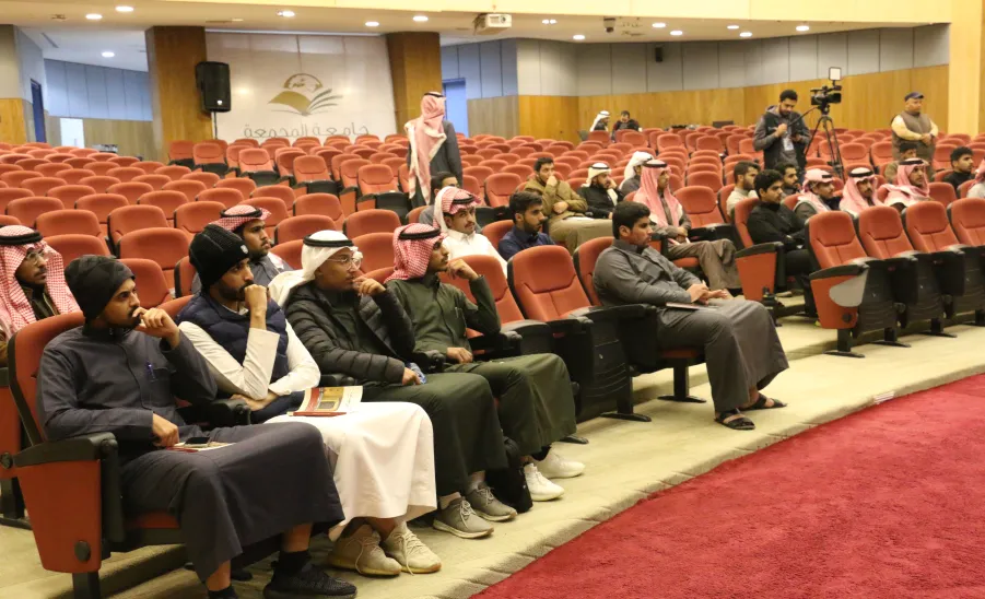 بالتعاون مع كلية إدارة الأعمال : عمادة شؤون الطلاب تقيم ( ملتقى القانون ) - 2