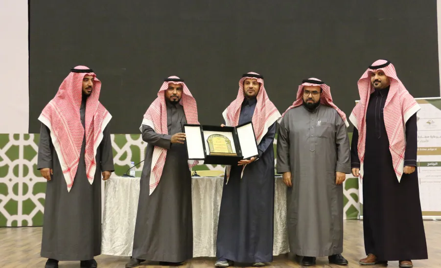 بالتعاون مع كلية إدارة الأعمال : عمادة شؤون الطلاب تقيم ( ملتقى القانون ) - 3